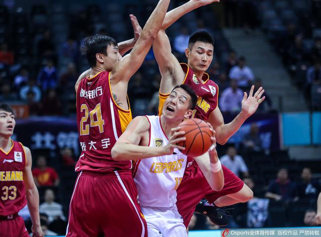 关于深圳队在主场大胜陕西队，追赶积分的信息