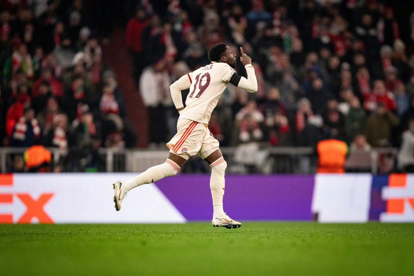 爱游戏体育平台-关于拜仁慕尼黑球员受伤，无缘下场比赛的信息