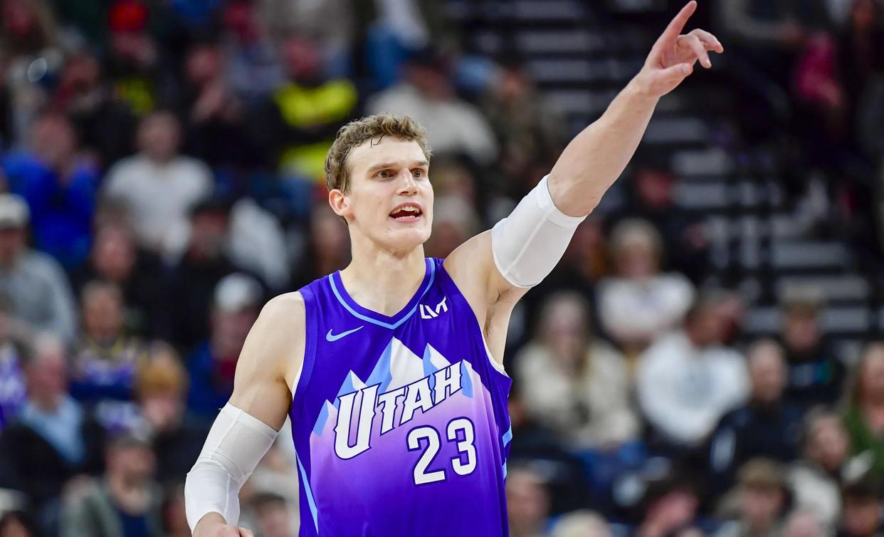 爵士球员全力以赴，努力战胜对手的简单介绍