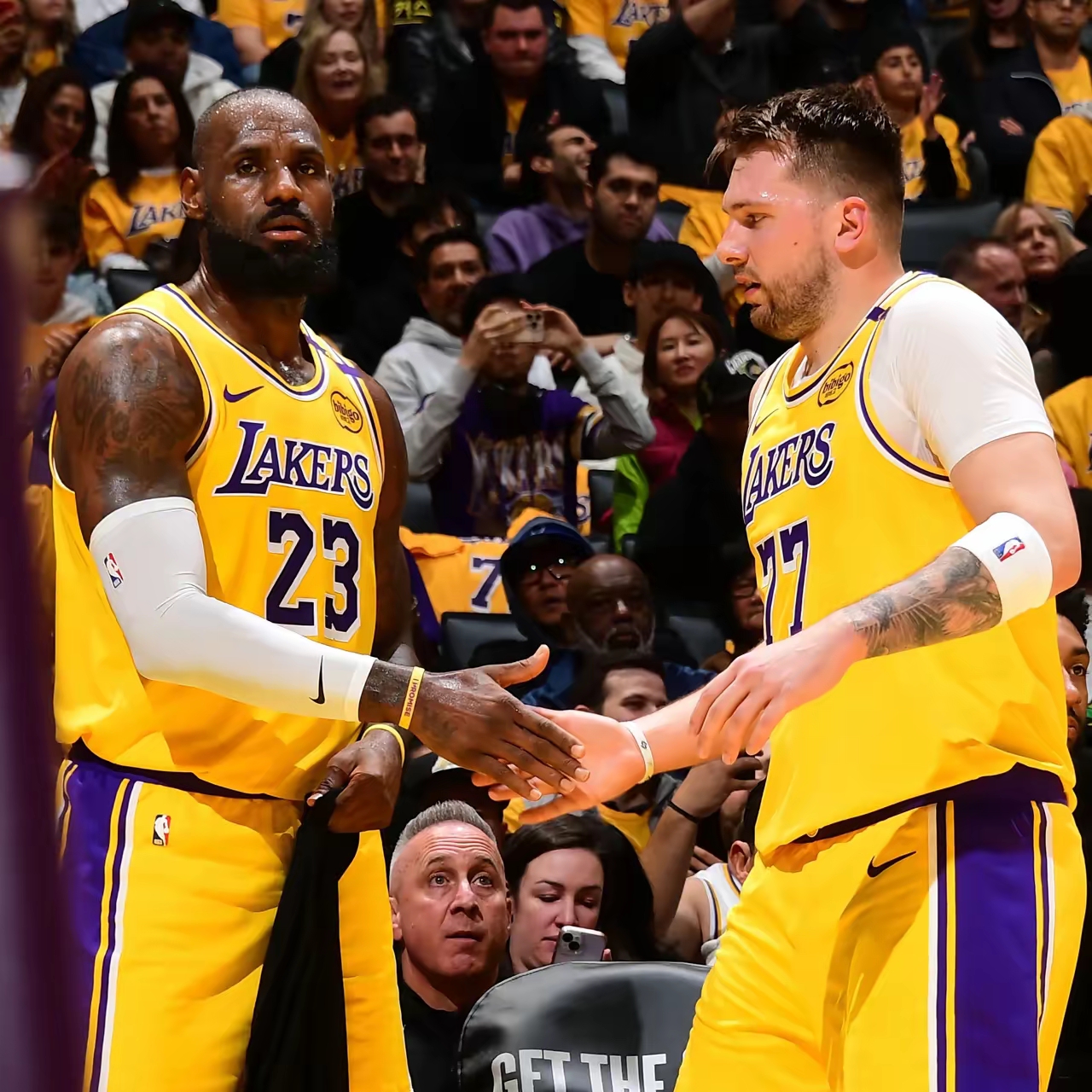 爵士球员全力以赴,努力战胜对手的简单介绍 爵士球员全力以赴,努力战胜对手的简单介绍