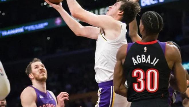 爱游戏中国官网-湖人击败勇士，取得五连胜，詹姆斯砍下三双表现引爆全场