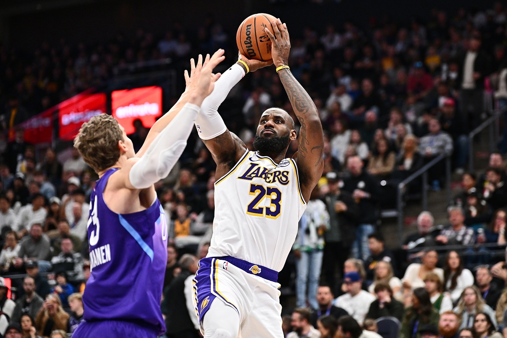 爱游戏入口-湖人险胜猛龙，詹姆斯表现抢眼