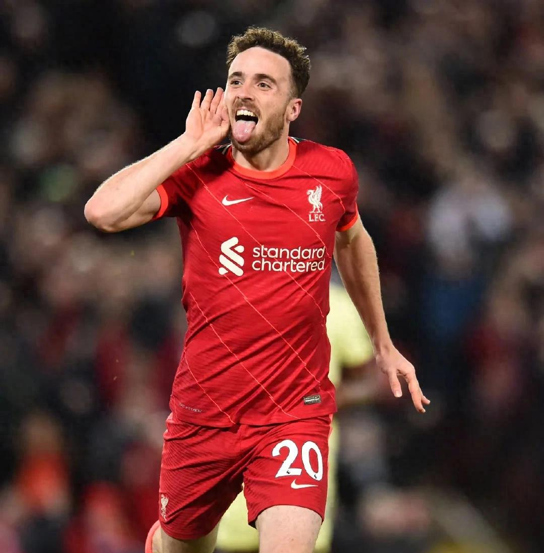 爱游戏app-利物浦后场大将抢点稳健，成为防守中坚