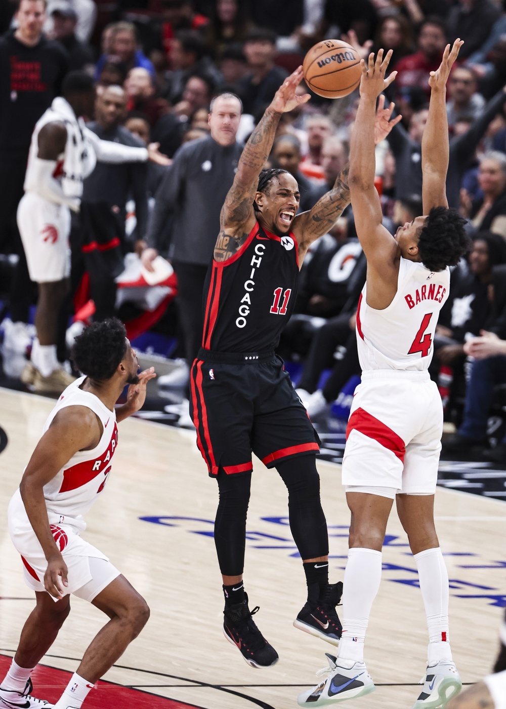 爱游戏官网入口-魔术惜败公牛：拉文单场狂砍50分赢得比赛