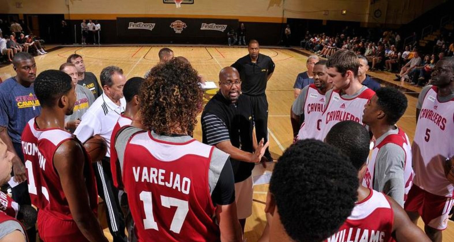 爱游戏亚洲官网-火箭击败老鹰，终结三连败