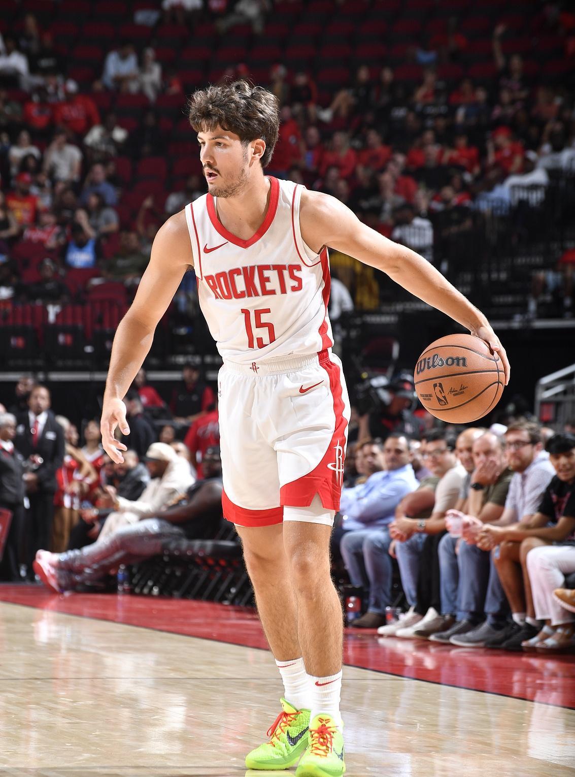 包含小牛后卫表现抢眼，球队取得胜利的词条