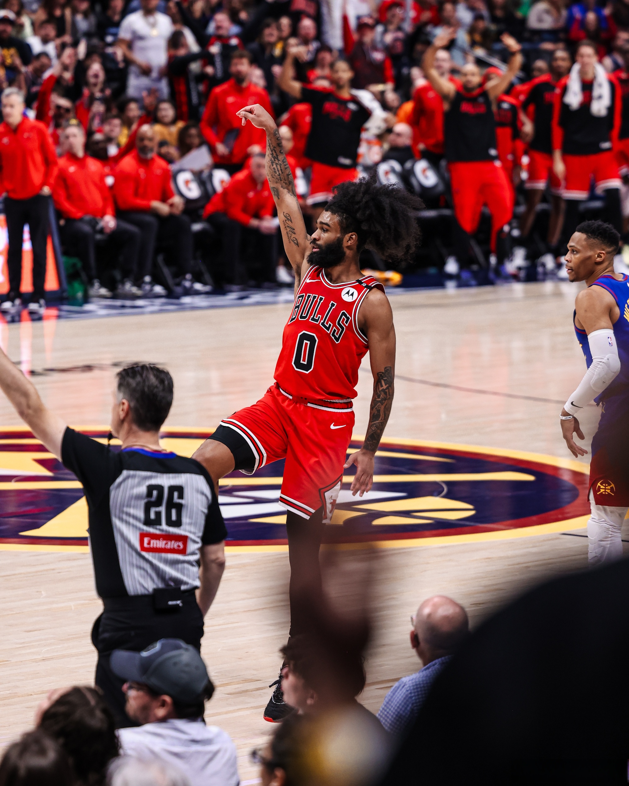 包含小牛后卫表现抢眼，球队取得胜利的词条