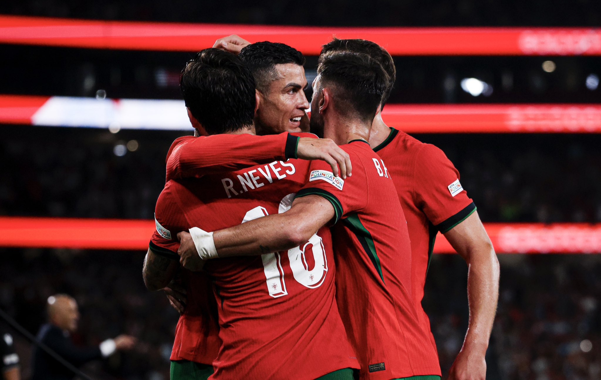 法兰克福队球员积极拼抢，兢兢业业的简单介绍