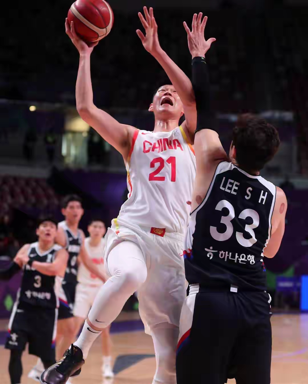 实力过硬的运动员在赛场上顶住压力，赢得巨大胜利的简单介绍