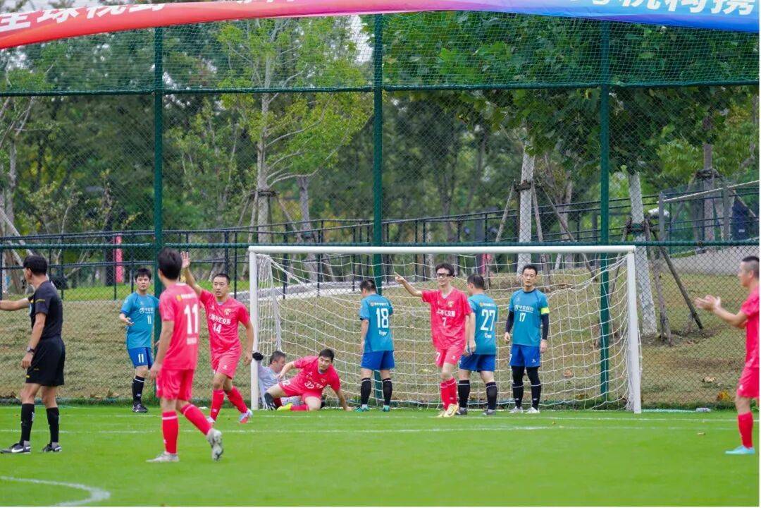 足球赛事热烈展开新一轮角逐精彩纷呈