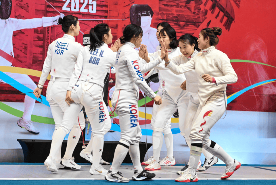 韩国选手在击剑比赛中实现反超